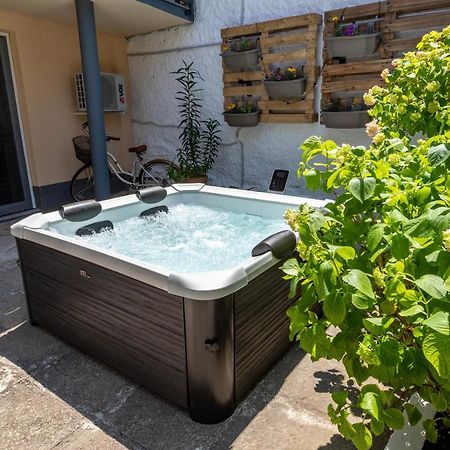Self Check-In Apartment With Jacuzzi מוסטר מראה חיצוני תמונה