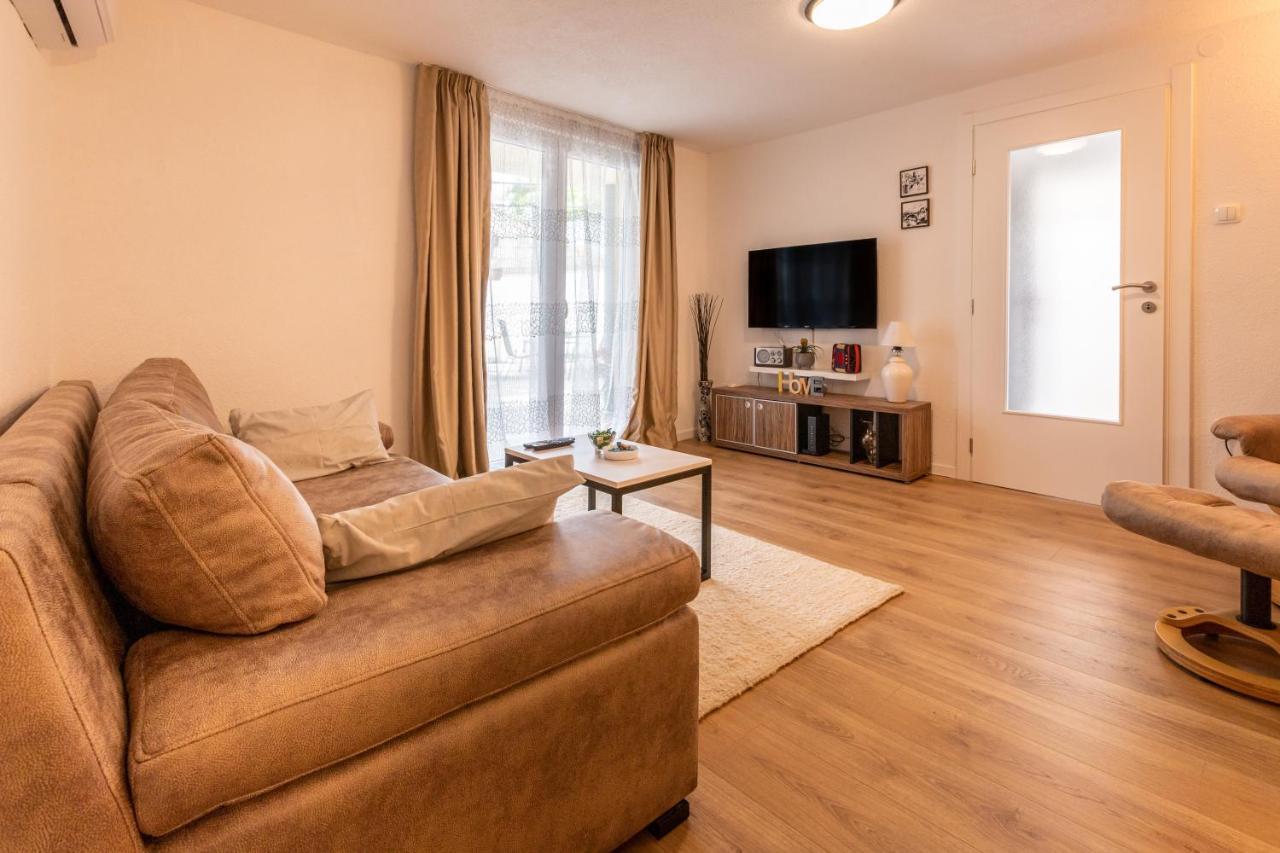 Self Check-In Apartment With Jacuzzi מוסטר מראה חיצוני תמונה