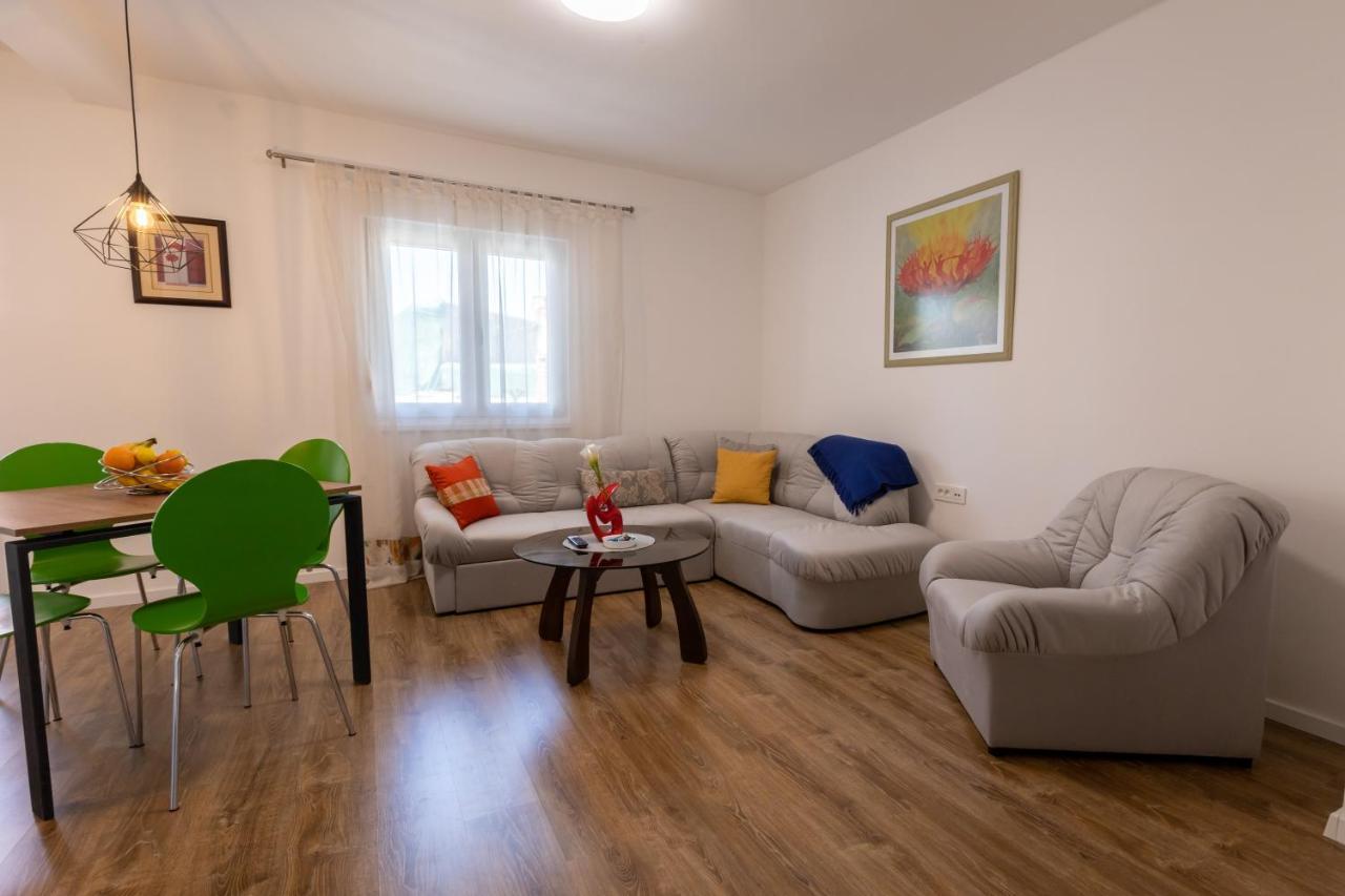 Self Check-In Apartment With Jacuzzi מוסטר מראה חיצוני תמונה