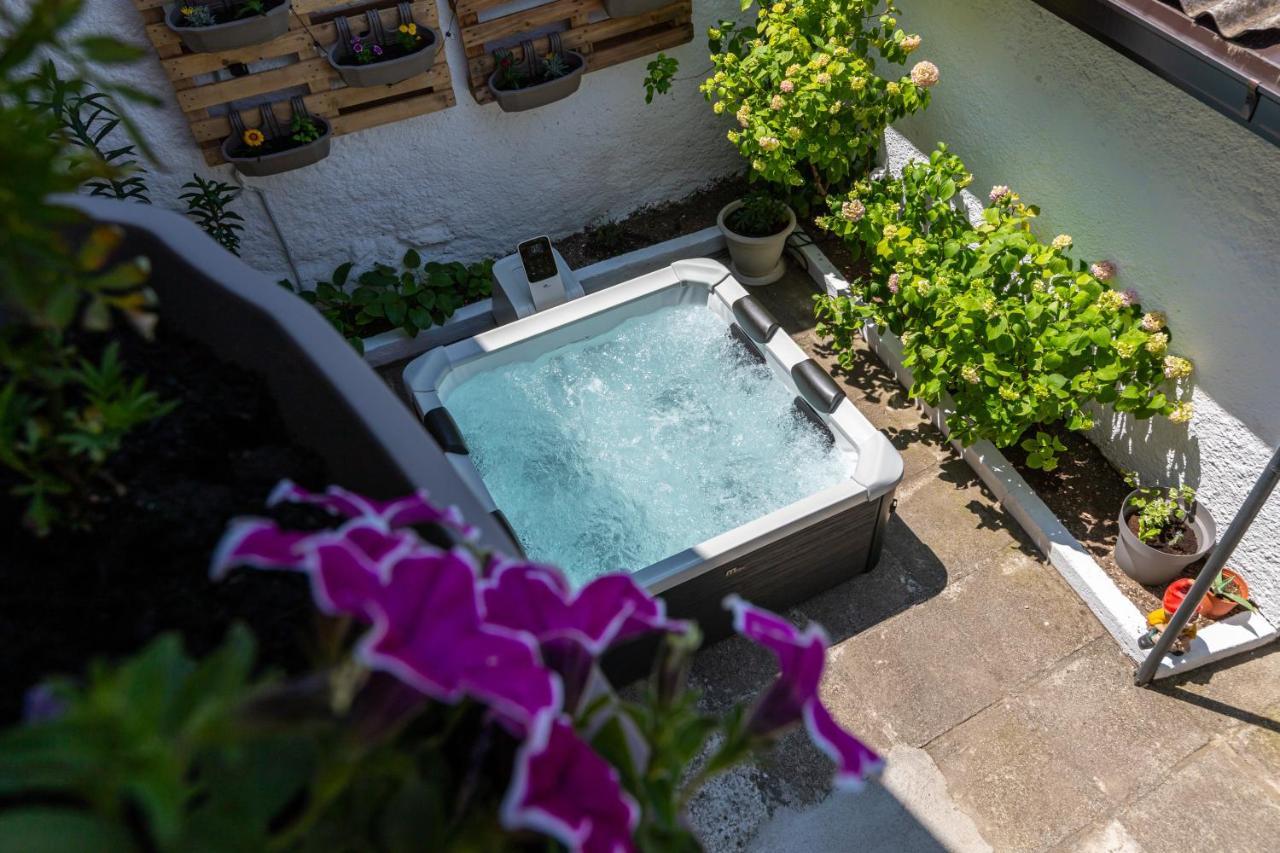 Self Check-In Apartment With Jacuzzi מוסטר מראה חיצוני תמונה