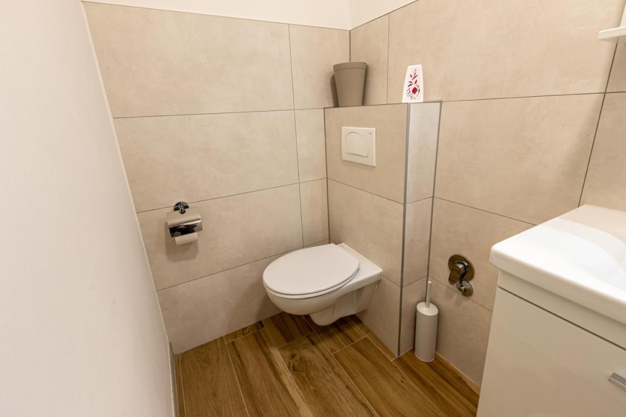 Self Check-In Apartment With Jacuzzi מוסטר מראה חיצוני תמונה